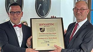 B&uuml;rgermeister Christoph Brunner &uuml;berreicht die von Willi G&ouml;tz gestaltenden Urkunde an Alfons Sittinger.