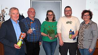Ein gro&szlig;er Dank galt allen ausscheidenden Gemeinderatsmitgliedern f&uuml;r ihr jahrzehntelanges Engagement: Hermann Brandl (v. l.), Robert Trum, Ingrid Bauer, Roland Sch&ouml;tz und B&uuml;rgermeisterin Angelika Leitermann.