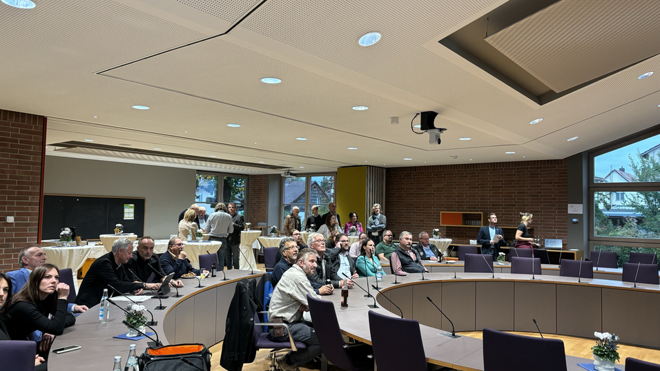 18.30 Uhr: Hochspannung im Saal: die ersten Ergenbisse trudeln ein. Diese sind aber noch nicht aussagekräftig. 18.30 Uhr: Hochspannung im Saal: die ersten Ergenbisse trudeln ein. Diese sind aber noch nicht aussagekräftig.