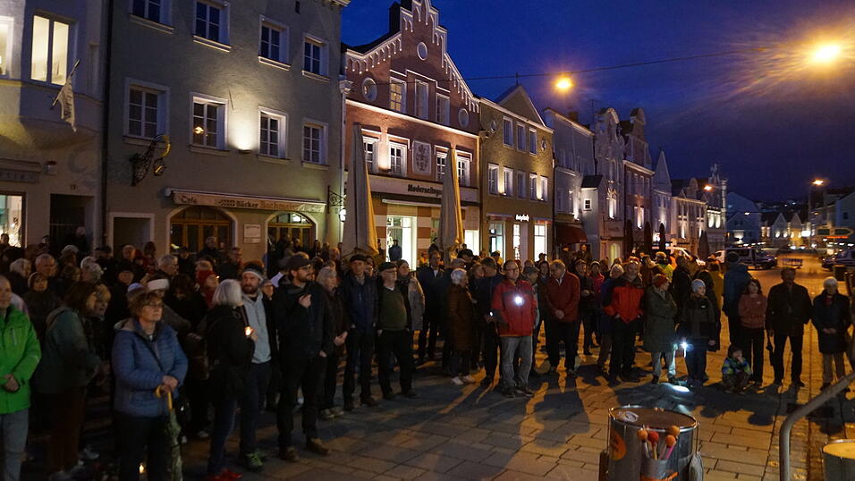 Privatleute sowie Vertreter von Kirchen und Vereinen waren mit dabei.&nbsp;