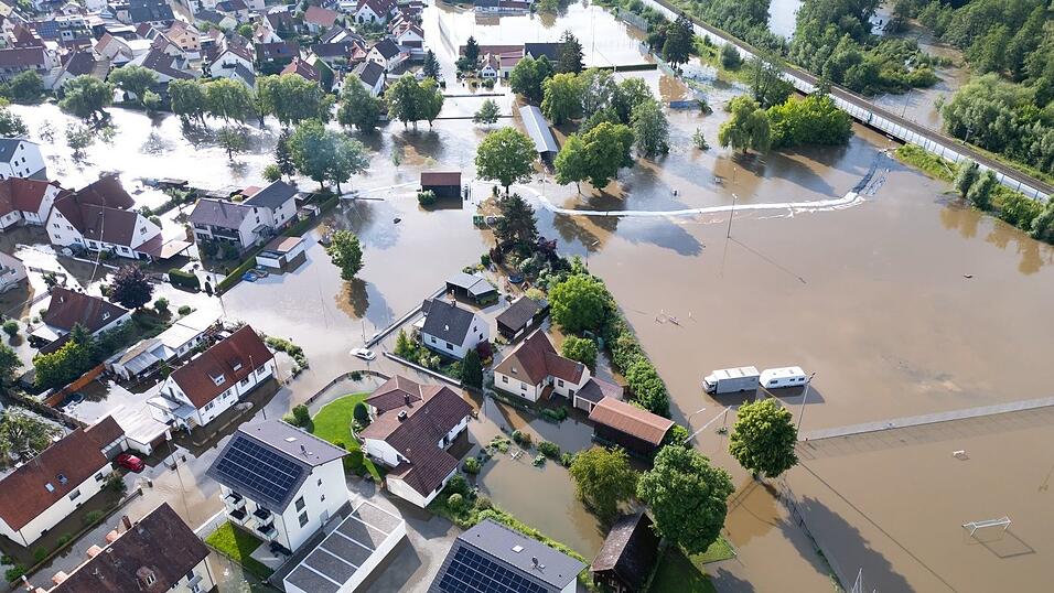 Braunes Wasser verursache in weiten Teilen Bayerns vor mehr als einem Jahr schwere Schäden. Der Freistaat Bayern will die versprochenen Hilfsgelder auch von der neuen Regierung einfordern. (Archivbild)