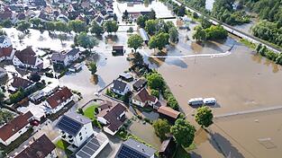 Braunes Wasser verursache in weiten Teilen Bayerns vor mehr als einem Jahr schwere Schäden. Der Freistaat Bayern will die versprochenen Hilfsgelder auch von der neuen Regierung einfordern. (Archivbild)