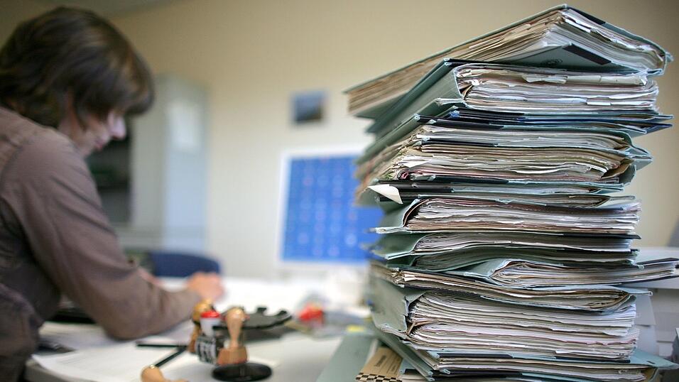 100 staatliche Vorschriften und Auflagen für die Kommunen sollen in Bayern wegfallen. (Symbolbild) 100 staatliche Vorschriften und Auflagen für die Kommunen sollen in Bayern wegfallen. (Symbolbild)