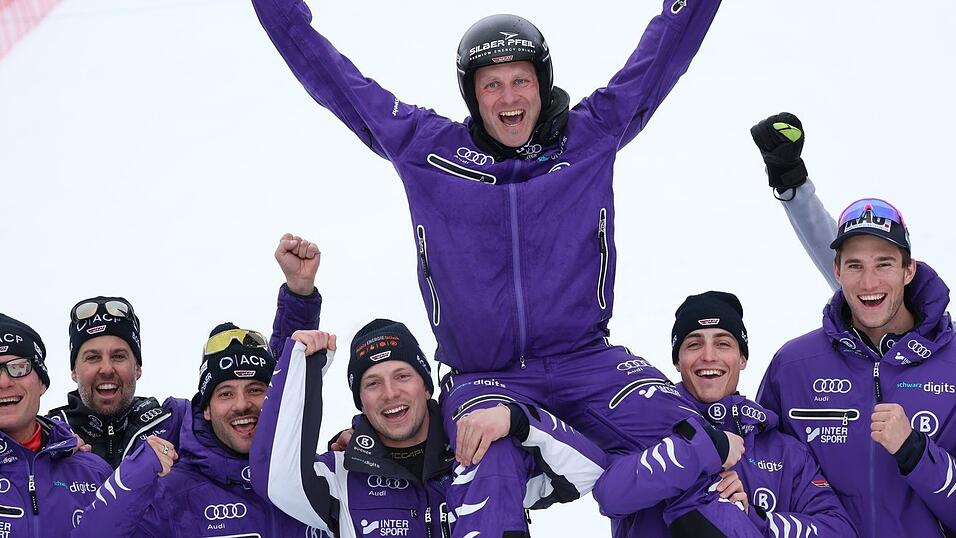 Von den Teamkollegen wird Romed Baumann noch einmal auf Schultern gehoben.