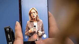 Familienministerin Karin Prien rechnet damit, dass im kommenden Jahr eine EU-weite Regelung zur Beschränkung von Social Media für Kinder und Jugendliche kommen wird. Parallel dazu sollen in Deutschland bereits Gesetze in diese Richtung geändert werden. Familienministerin Karin Prien rechnet damit, dass im kommenden Jahr eine EU-weite Regelung zur Beschränkung von Social Media für Kinder und Jugendliche kommen wird. Parallel dazu sollen in Deutschland bereits Gesetze in diese Richtung geändert werden.