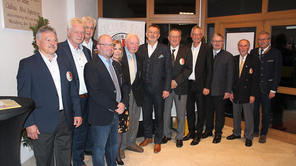 Funktionäre und ein Teil der Ehrengäste (v.l.): Schatzmeister Anton Schmidbauer, MdB Alois Rainer, Manfred Senzburg, stellvertretender Vorsitzender des ADAC Südbayern, Vorsitzender Jürgen Bayer mit seiner Frau Silvia (Schriftführerin), Ehrenvorsitzender Alfred Hopfensberger, MdL Hans Ritt, stellvertretender Vorsitzender Max Helmbrecht, Schirmherr OB Markus Pannermayr, MdL Josef Zellmeier, Moderator Peter Ullrich und Landrat Josef Laumer. Funktionäre und ein Teil der Ehrengäste (v.l.): Schatzmeister Anton Schmidbauer, MdB Alois Rainer, Manfred Senzburg, stellvertretender Vorsitzender des ADAC Südbayern, Vorsitzender Jürgen Bayer mit seiner Frau Silvia (Schriftführerin), Ehrenvorsitzender Alfred Hopfensberger, MdL Hans Ritt, stellvertretender Vorsitzender Max Helmbrecht, Schirmherr OB Markus Pannermayr, MdL Josef Zellmeier, Moderator Peter Ullrich und Landrat Josef Laumer.