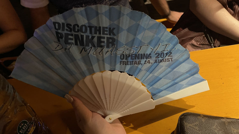 Ein Nostalgie-F&auml;cher am Volksfest