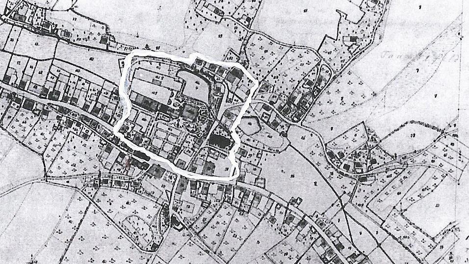 In dem weiß umrandeten Areal auf der Karte aus dem Jahr 1810 von Schloss, Kirche und dem Umfeld des Bachwirt werden die Anfänge des Marktes Au i. d. Hallertau vermutet. In dem weiß umrandeten Areal auf der Karte aus dem Jahr 1810 von Schloss, Kirche und dem Umfeld des Bachwirt werden die Anfänge des Marktes Au i. d. Hallertau vermutet.