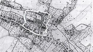 In dem wei&szlig; umrandeten Areal auf der Karte aus dem Jahr 1810 von Schloss, Kirche und dem Umfeld des Bachwirt werden die Anf&auml;nge des Marktes Au i. d. Hallertau vermutet.