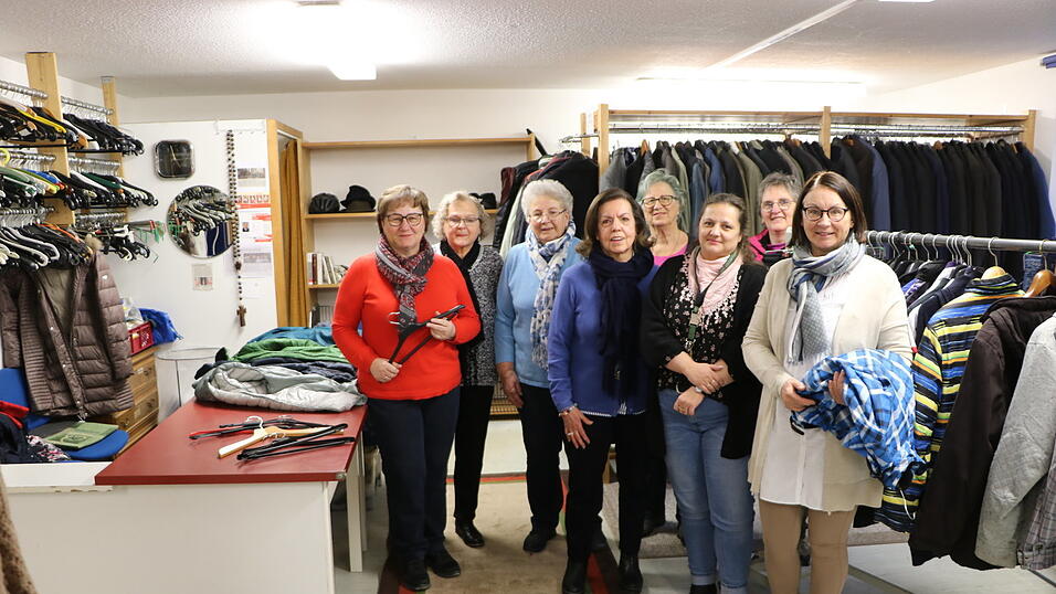 Das ehrenamtlich t&auml;tige Kleiderkammer-Team um Susanne Wei&szlig; (3. v. r.) ist auf der Suche nach einer neuen Bleibe, sonst droht der sozialen Einrichtung das Aus.