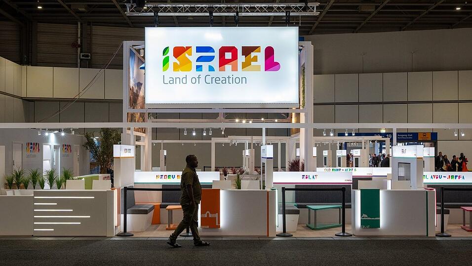 Israel hat seine Teilnahme an der ITB in Berlin aufgrund der aktuellen Lage in Nahost abgesagt. Der israelische Stand steht daher menschenleer in einer Messe-Halle.