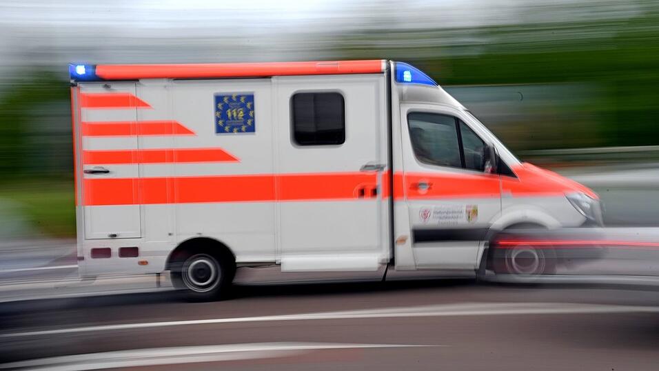 Sanit&auml;ter bringen den 47-J&auml;hrigen in eine Klinik. (Symbolbild)