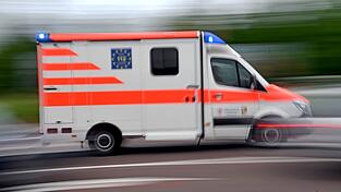 Sanit&auml;ter bringen den 47-J&auml;hrigen in eine Klinik. (Symbolbild)