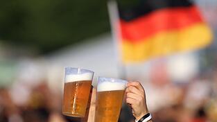 Zur Fu&szlig;ball-WM 2006 wurden schwarz-rot-goldene Fahnen und Schminke zum unerl&auml;sslichen Fan-Accesoire.