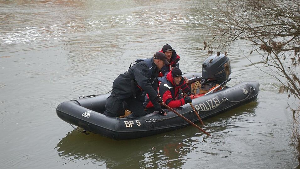 Mit zwei Booten sucht die Polizei am Donnerstag, 23. März, das südliche Donauufer in Regensburg ab. Seit Sonntag wird die 20-jährige Studentin Malina Klaar in der Domstadt vermisst. Mit zwei Booten sucht die Polizei am Donnerstag, 23. März, das südliche Donauufer in Regensburg ab. Seit Sonntag wird die 20-jährige Studentin Malina Klaar in der Domstadt vermisst.