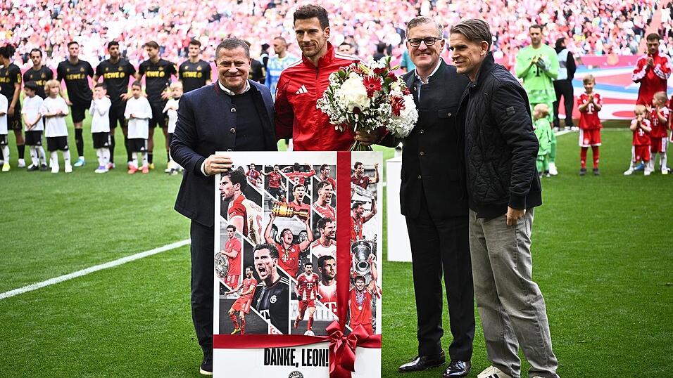 Nationalspieler Leon Goretzka (2vl) wird vor dem Spiel von den Bayern-Bossen Max Eberl, Jan-Christian Dreesen und Christoph Freund verabschiedet. Nationalspieler Leon Goretzka (2vl) wird vor dem Spiel von den Bayern-Bossen Max Eberl, Jan-Christian Dreesen und Christoph Freund verabschiedet.