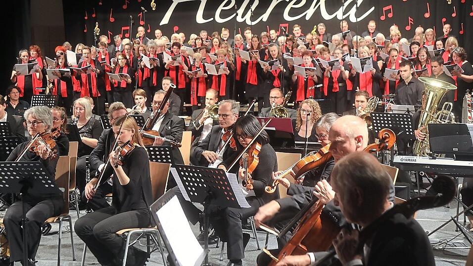 Die Taufkirchener Liedertafel mit großem Orchester begeisterte bei ihrem Jubiläumskonzert das Publikum.