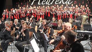 Die Taufkirchener Liedertafel mit großem Orchester begeisterte bei ihrem Jubiläumskonzert das Publikum. Die Taufkirchener Liedertafel mit großem Orchester begeisterte bei ihrem Jubiläumskonzert das Publikum.