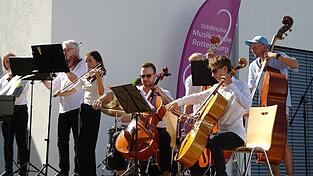 Das Streichorchester, organisiert von Wolfgang Holler. Das Streichorchester, organisiert von Wolfgang Holler.
