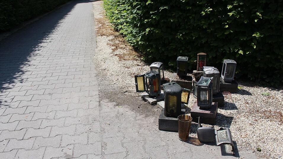 Unbekannte haben mehrere Gräber am Friedhof St. Michael in Straubing verwüstet. Unbekannte haben mehrere Gräber am Friedhof St. Michael in Straubing verwüstet.