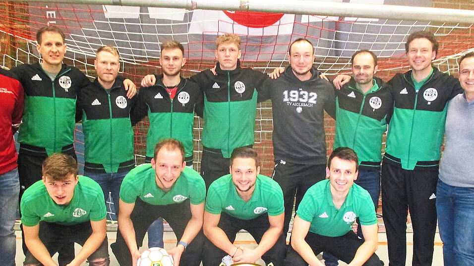 Freude pur: Aiglsbach holte sich mit einer starken Leistung den Sieg im 39. Mainburger FC-Hallenspektakel. Stehend von links: Benjamin Federauer, Florian Galster, Roman Roggenbuck, Robin Walther, Michael Babbe, Georg Gröber-Weiß, Andreas Blattner; knieend von links: Paul Belousow, Josef Bergermeier, Florian Frankl und Matthias Ehrenreich. Freude pur: Aiglsbach holte sich mit einer starken Leistung den Sieg im 39. Mainburger FC-Hallenspektakel. Stehend von links: Benjamin Federauer, Florian Galster, Roman Roggenbuck, Robin Walther, Michael Babbe, Georg Gröber-Weiß, Andreas Blattner; knieend von links: Paul Belousow, Josef Bergermeier, Florian Frankl und Matthias Ehrenreich.