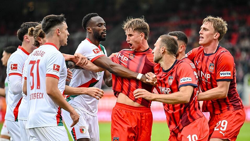 Eine Szene aus dem emotionalen Hinrundenspiel zwischen Heidenheim und Augsburg. (Archivbild)