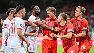 Eine Szene aus dem emotionalen Hinrundenspiel zwischen Heidenheim und Augsburg. (Archivbild) Eine Szene aus dem emotionalen Hinrundenspiel zwischen Heidenheim und Augsburg. (Archivbild)