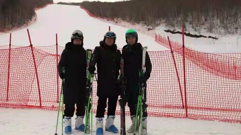 Der Dingolfinger Stadtrat (rechts im Bild) auf der Skipiste in Zhangjiakou. Der Dingolfinger Stadtrat (rechts im Bild) auf der Skipiste in Zhangjiakou.