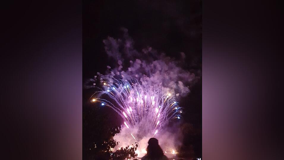 Unsere Leserin Gabi Binder hat Fotos beim Niederfeuerwerk bei der Lampionfahrt gemacht.