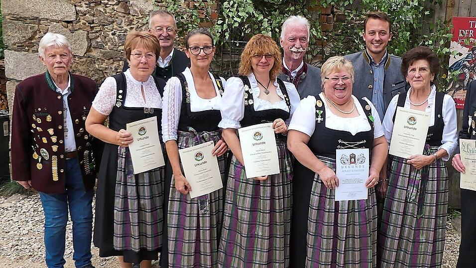 Zahlreiche Mitglieder wurden für ihre lange Vereinstreue geehrt, darunter Ludwig Röckl (rechts) für 60 Jahre. Zahlreiche Mitglieder wurden für ihre lange Vereinstreue geehrt, darunter Ludwig Röckl (rechts) für 60 Jahre.