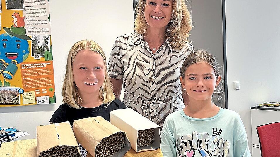 Leonie Frank (l.) und Laura Wotsch mit Lehrerin und BNE-Fachberaterin Alexandra Steinhuber. Leonie Frank (l.) und Laura Wotsch mit Lehrerin und BNE-Fachberaterin Alexandra Steinhuber.