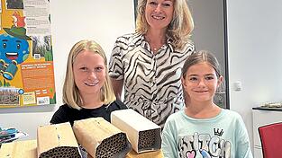 Leonie Frank (l.) und Laura Wotsch mit Lehrerin und BNE-Fachberaterin Alexandra Steinhuber.