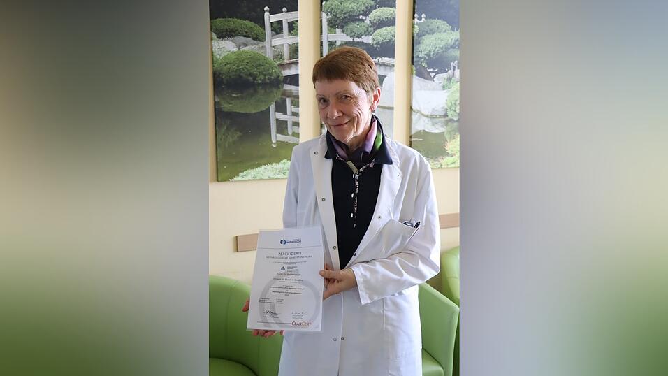 Prof. Dr. Marianne Haag-Weber mit der Zertifizierungsurkunde als Nephrologische Schwerpunktklinik.