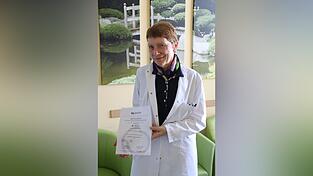 Prof. Dr. Marianne Haag-Weber mit der Zertifizierungsurkunde als Nephrologische Schwerpunktklinik.