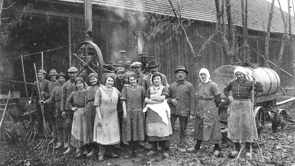 Es war stets ein besonderes Ereignis, wenn der 'Dampf' zum Dreschen auf die H&ouml;fe kam, wie einst hier am Lichtingerhof in Petzkofen.