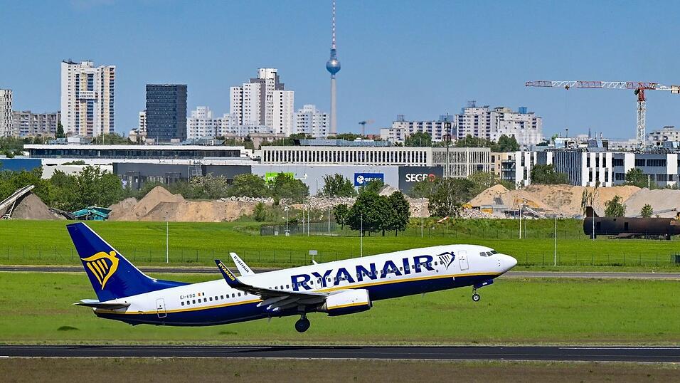 Ryanair streicht sein Angebot in Berlin zusammen. Ryanair streicht sein Angebot in Berlin zusammen.