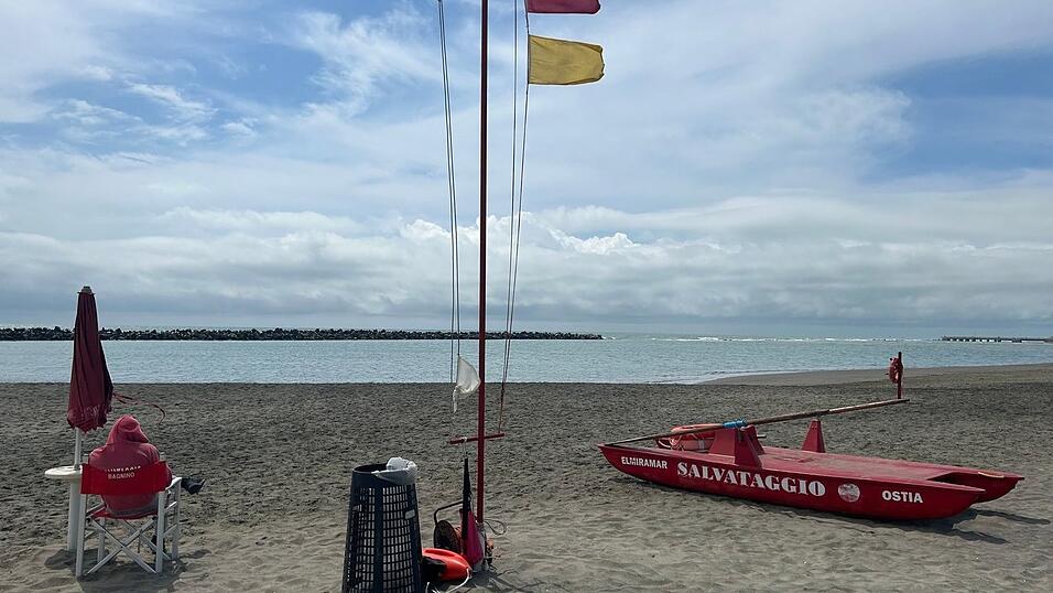 In Italien fehlt es an Strandwärtern - jetzt sollen Häftlinge helfen. (Archivbild) In Italien fehlt es an Strandwärtern - jetzt sollen Häftlinge helfen. (Archivbild)