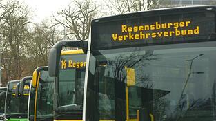 RVV-Busse in Regensburg (Archivbild). Vollmitglied im Regensburger Verkehrsverbund wird der Kreis Straubing-Bogen nun erst 2028. RVV-Busse in Regensburg (Archivbild). Vollmitglied im Regensburger Verkehrsverbund wird der Kreis Straubing-Bogen nun erst 2028.