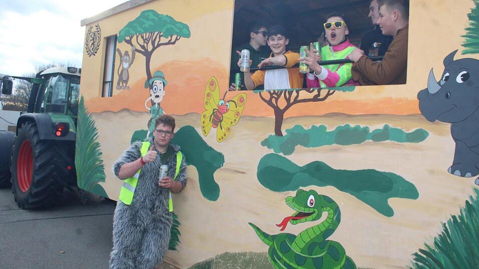 Viele Faschings-Fans haben sich am Samstag den Umzug in Langenbach angesehen. Viele Faschings-Fans haben sich am Samstag den Umzug in Langenbach angesehen.