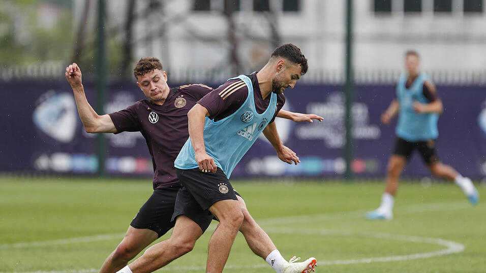 Schenken sich auch im Training bei der U 21-Auswahl nichts: Eric Martel (links) im Zweikampf mit Maximilian Bauer. Schenken sich auch im Training bei der U 21-Auswahl nichts: Eric Martel (links) im Zweikampf mit Maximilian Bauer.