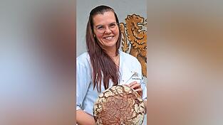 Das Hindelmühler Steinofenbrot ist das Aushängeschild der Bäckerei Höcherl. Die 28-jährige Mona möchte den Betrieb künftig fortführen und hat dafür neben ihrem Vollzeitjob als biologisch-technische Assistentin den Meisterkurs im Bäckerhandwerk absolviert.