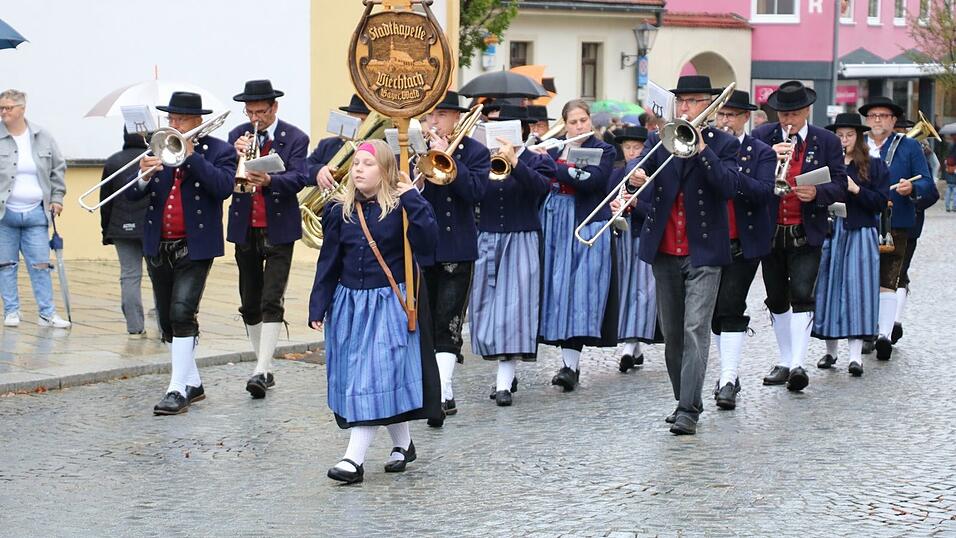 Die Stadtkapelle Viechtach zieht auf den Stadtplatz ein. Die Stadtkapelle Viechtach zieht auf den Stadtplatz ein.