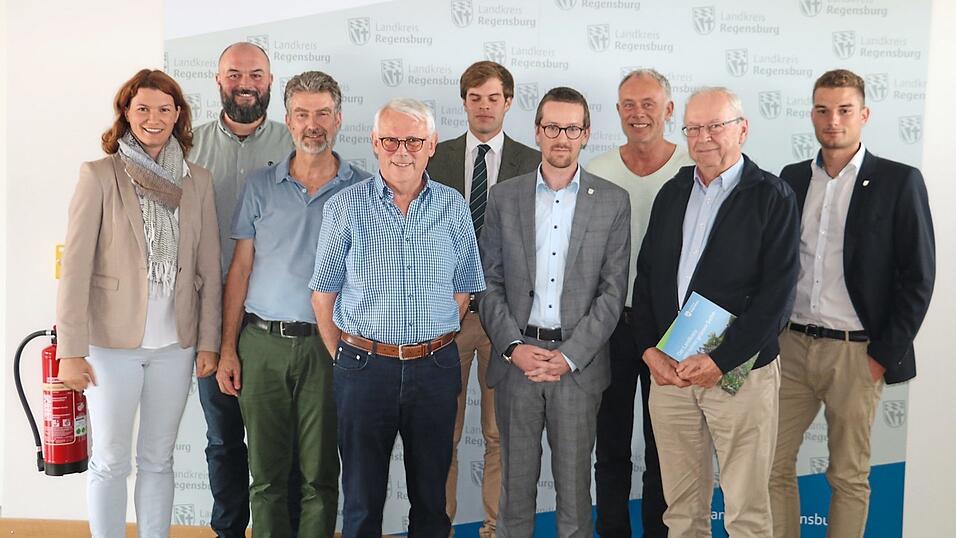 Landr&auml;tin Tanja Schweiger (links) mit den Mitgliedern des neu konstituierten Naturschutzbeirates und Vertretern der Unteren Naturschutzbeh&ouml;rde (von links): Christoph Bauer (Landesbund f&uuml;r Vogelschutz), Dr. Albrecht Muscholl-Silberhorn (Bund Naturschutz), Josef Heuschneider (Landschaftspflegeverband), Raoul Kreienmeier (Bayerischer Waldbesitzerverband), Sebastian Herrmann und Ansgar Lemper (Beh&ouml;rde), dem alten und neuen Beiratsmitglied Alfons Hahn (BBV) und Markus Liegl (Beh&ouml;rde).