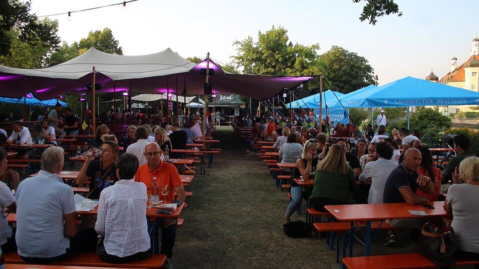 Die Besucher genossen den ersten Abend des Sommergartens auf der Mühleninsel. Die Besucher genossen den ersten Abend des Sommergartens auf der Mühleninsel.