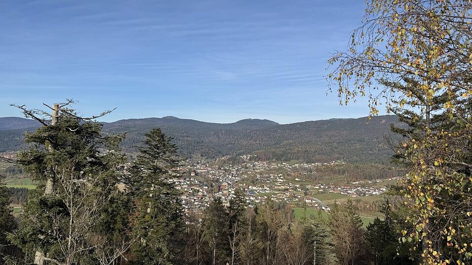 Ein herrlicher Blick ins Zellertal und auf die Ortschaft Bodenmais bietet sich vom Felsen aus.