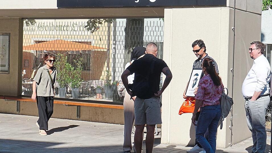 Hayrettin Saracoglu hält am Schwanenplatz ein Bild seines Bruders in der Hand, der 2020 in Hanau Opfer eines Anschlags wurde. Hayrettin Saracoglu und seine Frau Derya wünschen sich eine dauerhafte Erinnerung an ihn. Hayrettin Saracoglu hält am Schwanenplatz ein Bild seines Bruders in der Hand, der 2020 in Hanau Opfer eines Anschlags wurde. Hayrettin Saracoglu und seine Frau Derya wünschen sich eine dauerhafte Erinnerung an ihn.