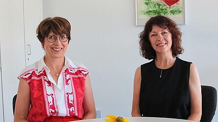 Schulleiterin Maria Otto (links) mit Konrektorin Lisa Rosic. Die Freundinnen und langj&auml;hrigen Kolleginnen gehen gemeinsam in den Ruhestand.