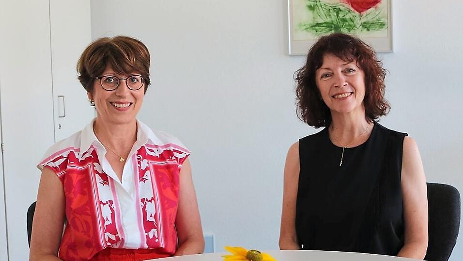 Schulleiterin Maria Otto (links) mit Konrektorin Lisa Rosic. Die Freundinnen und langjährigen Kolleginnen gehen gemeinsam in den Ruhestand. Schulleiterin Maria Otto (links) mit Konrektorin Lisa Rosic. Die Freundinnen und langjährigen Kolleginnen gehen gemeinsam in den Ruhestand.