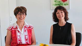 Schulleiterin Maria Otto (links) mit Konrektorin Lisa Rosic. Die Freundinnen und langj&auml;hrigen Kolleginnen gehen gemeinsam in den Ruhestand.