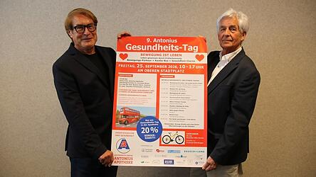 Anton Fink, Inhaber der Antonius-Apotheke (l.), und Marketing-Beauftragter Karsten Greller stellten das Programm des neunten Gesundheits-Tags am Oberen Stadtplatz vor. Anton Fink, Inhaber der Antonius-Apotheke (l.), und Marketing-Beauftragter Karsten Greller stellten das Programm des neunten Gesundheits-Tags am Oberen Stadtplatz vor.